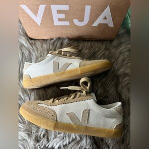 VEJA Volley Sneakers (Natural Sahara)